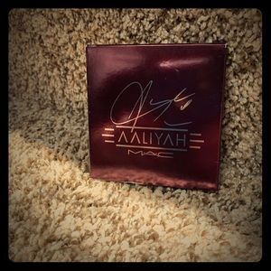 DISCONTINUED Aaliyah Mac Eyeshadow Palette